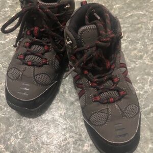 Boys winter shoes, size 2 youth